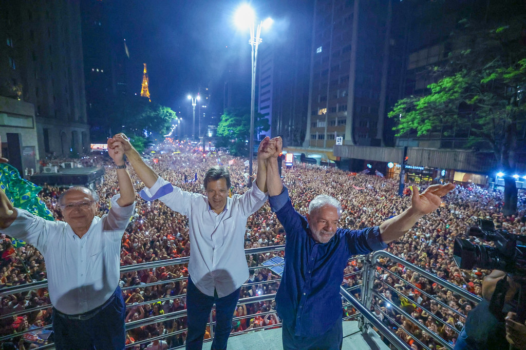 Lula acusa Flávio Bolsonaro de planejar cortes em programas sociais